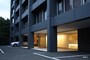 灯りの入った建物玄関