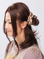 骨格に合わせてサイドのシニヨンの位置を決める