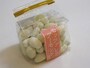「モッツァレラアーモンド」（140g入525円）一見甘い砂糖菓子風だが、塩気のあるおつまみ向きの豆菓子。