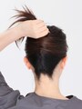 1.髪をひとまとめにして持ち、真上にねじり上げておきます。