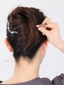 .トップの髪が長く余るロングヘアの場合、U字ピンを使って毛先を留めて。
