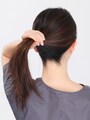 1.耳の後ろのあたりで髪をひとまとめにしてゴムで結んでおきます。