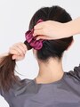 3.クリップを開き、後ろ足の部分でねじった髪をすくうようにして挟みます。
