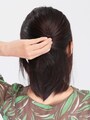 1.耳の高さで上半分の髪をまとめ、時計回りにねじります。