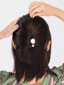 4.トップの髪を指で引き出すと、華やかさがアップ。