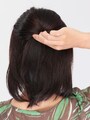 2.トップに高さを出すため、耳の上部分の髪を薄めにとってねじります。