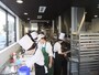 目白通りから見ることができる厨房内
