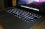 バックライトキーボードは暗いところで栄えます。ディスプレイの明度調整と同時に周辺の明るさに合わせて自動調整されます（クリックで拡大）