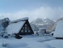 雪に埋もれた白川郷・合掌造りの建物（2）