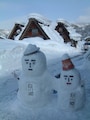 雪だるまと合掌造りの建物