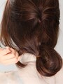 7隙間に結んだ髪をくぐらせてゴムを少しきつくする。