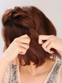 2トップから耳後ろに向かってゆるめに編み込んでいく。
