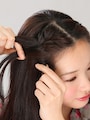 2トップから両サイドに向かってゆるめに編み込んでいく。