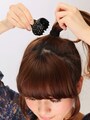 2ゴムが隠れるように横からヘアクリップをつける。
