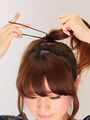 1高めの位置でポニーテールをつくる。
