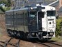 真っ黒な山側の車体