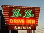 SAIMINの文字が入ったリケリケ・ドライブインのネオン