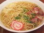 濃いえびダシスープがあとを引く「タナカ・サイミン」のワンタンミン。ラージサイズでいただきました（6.45ドル）
