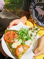 座りたい時は、縁石や芝生に腰掛けることになる