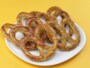 左　オリジナル　プレッツェル（220円）　右　アーモンドクランチ　プレッツェル250円