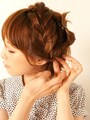 かぶせる髪を多めに残す為、編み込んだ毛束は耳下にとめましょう