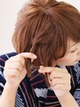 ねじっておいた毛束同士をさらにねじる