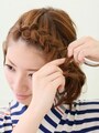 編むごとに根元に毛束を押し込む