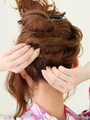 トップの毛束から先にねじって留める