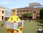 元小学校が美術館に 中央にいるのはマスコットキャラクター マミュー