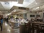 ベイカリーやオーガニックショップなど約10店舗ある