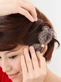耳の上で正面から見える位置がベスト