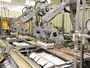 蒸しあがったシウマイを箱につめる、移載ロボット。しなやかなアームの動きにハマる見学者が続出！（画像提供：崎陽軒）
