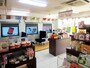工場入口にある「プチミュージアムショップ」ではオリジナルグッズをはじめ、崎陽軒の商品が購入できます。その場で食べられる「工場できたてアツアツメニュー」の販売（※2022年4月現在休止中）も（2013年10月30日撮影）