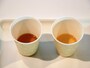 一番搾り麦汁（左）と二番搾り麦汁（右）の飲み比べ。一番搾り麦汁は、みたらし団子のタレのような濃厚な味わい（2022年4月13日撮影）