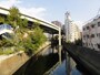 神田川の上には高速道路が走っている。