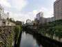 左側がお茶の水坂。上り坂になっている。