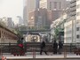 歩道の柵には蒸気機関車がデザインされている