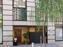 ニュー新橋ビルの西側に位置する同店