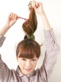 毛先をピンとひっぱりながら