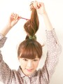 毛先をピンとひっぱりながら