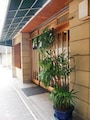 四枚引き戸の同店店頭