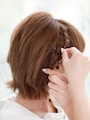立体感を出すように毛束を引き出す