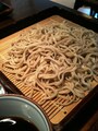 扁平に切られた同店のそば