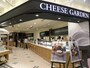 約120席のカフェスペースと約130種類のアイテムが揃う「CHEESE GARDEN」