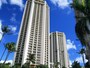 八角形の40階建てツインタワーは、カラカウア通りのランドマーク的存在