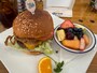 オニオンリングがたっぷり入った「ルート66バーガー」