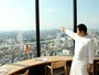鶴岡市の方角を指さす奥田氏