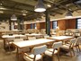 ホワイトとブルーグレーで明るい食堂をイメージした、「bills」 横浜赤レンガ倉庫の店内(c)Kozo Takayama