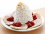 Eggs 'n Thingsの看板メニューのパンケーキ。ストロベリーホイップクリームとマカダミアナッツ（1050円）