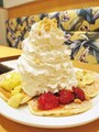 「フルーツパンケーキサンプラー（1300円）」は、ディナータイム（18:00～）だけのメニュー。4枚のパンケーキに4種類のフルーツが